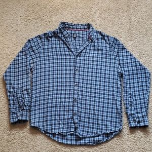 🧨 Plaid button-down flannel shirt